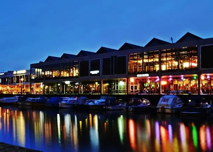 Beautiful Large Victorian Waterfront House * 布里斯托