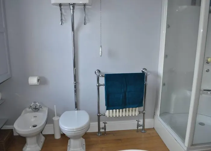 Beautiful Large Victorian Waterfront House Feriehus