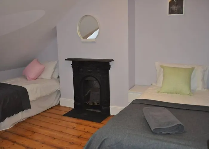 Feriehus Beautiful Large Victorian Waterfront House *